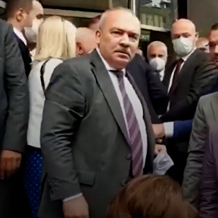 İYİ Partili Şükrü Kuleyin kendisine uzatılan mikrofonu beğenmedi: Alın şunu buradan