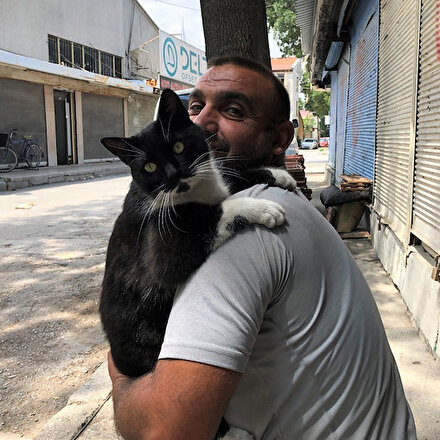 Kara her sabah iş yerine gelen sahibini kucaklayarak karşılıyor