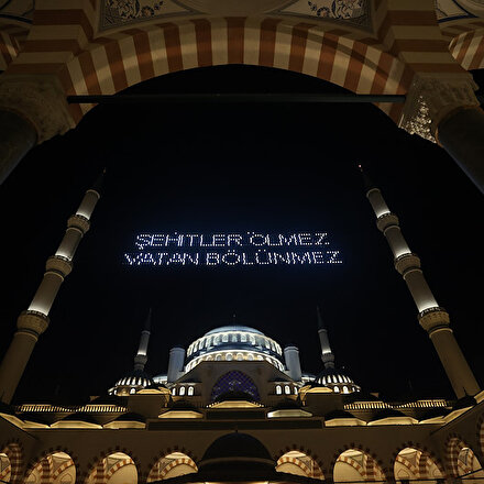 Darbeye direnişin 5. yılında camilerden sela sesleri yükseldi
