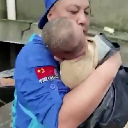 Çini vuran selde çöken evin altında kalan bebek sağ olarak çıkarıldı
