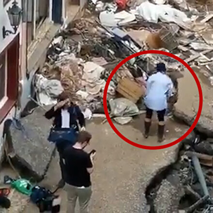 Almanyadaki sel felaketinde kendini çamura bulayan muhabir kovuldu