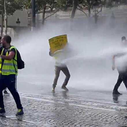 Fransa sokakları karıştı: Polis aşı karşıtlarına müdahale etti