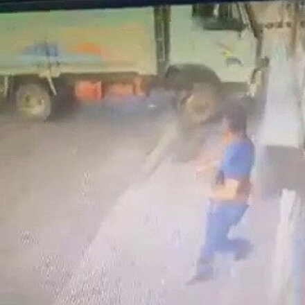 Adanada kaldırımda yürüyen vatandaş ezilmekten böyle kurtuldu