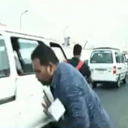 Mısırda canlı yayın sırasında muhabire motosiklet çarptı