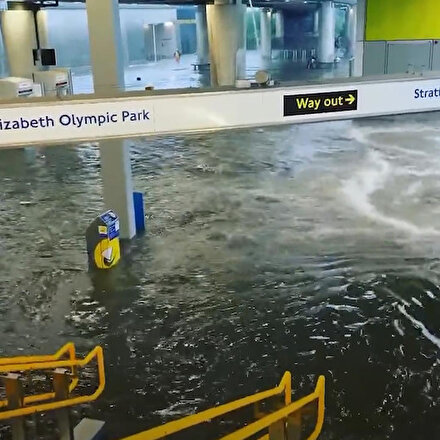 Londrada sel: 8 metro istasyonu ve yollar sular altında kaldı