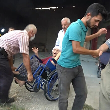 Manavgattaki yangında yaşlı çift ve torunları vatandaşlar tarafından kurtarıldı