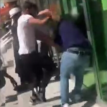 Esenyurtta tekmeli yumruklu ATM sıra kavgası
