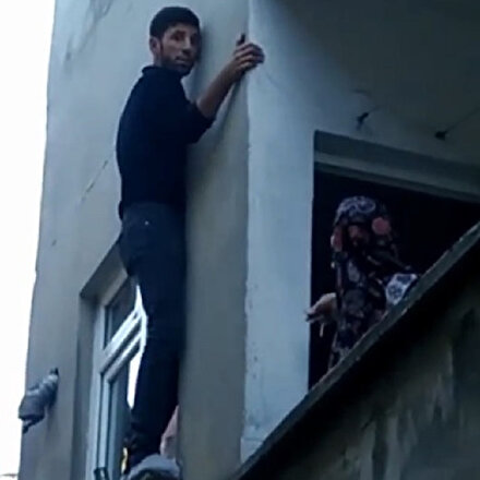 Sultangazide pencerede mahsur kalan hırsız bina sakinlerine yalvardı