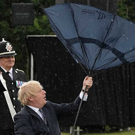 İngiltere Başbakanı Boris Johnsonın şemsiyeyle mücadelesi ilginç görüntüler oluşturdu