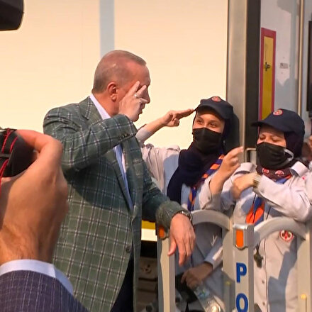 Cumhurbaşkanı Erdoğanın izci gençlerle samimi muhabbeti: Ben de izci selamı vereyim mi