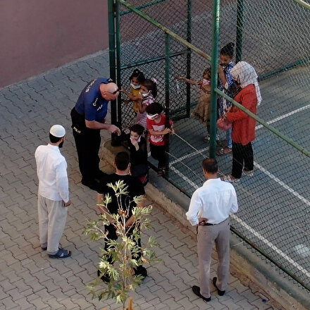 Siirt Emniyet Müdürü Halit Aziz Yılmaz minik öğrencilerle tek tek selamlaştı