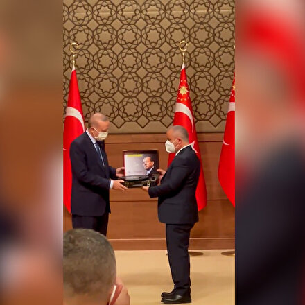 Anadolu Yayıncılar Derneği Başkanı Sinan Burhandan Cumhurbaşkanı Erdoğana anlamlı hediye
