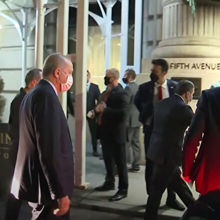 Cumhurbaşkanı Erdoğana New Yorkta yoğun ilgi: Kaldığı otelin önüne gelen Türklerle selamlaştı
