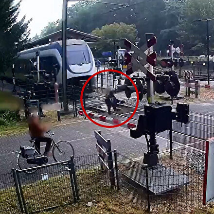 Hollandada rayların üzerinde yürüyen kadın ölümden kıl payı kurtuldu