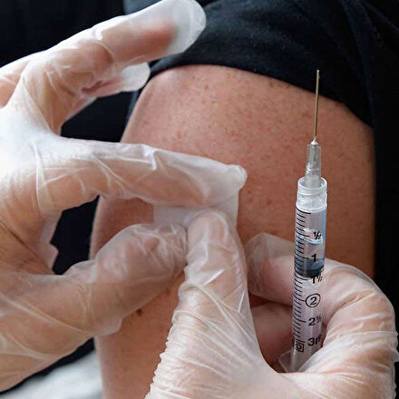 Pfizer aşısının destek dozu 65 yaş ve üzeri için onay aldı
