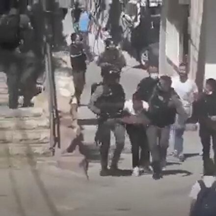 İşgalci İsrail güçleri 13 yaşındaki Filistinliyi öğrenciyi yaraladıktan sonra gözaltına aldı