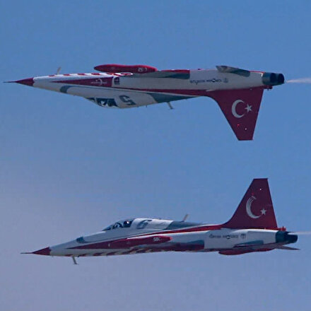 Türk Yıldızları TEKNOFESTte baş aşağı misafirlerini selamladı