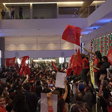 Brezilya’daki eşitsizliği protesto için borsa binasını bastılar