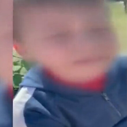 Vicdansız kadın oğluyla kavga eden çocuğu hüngür hüngür ağlattı: Bir de o anları kayda aldı