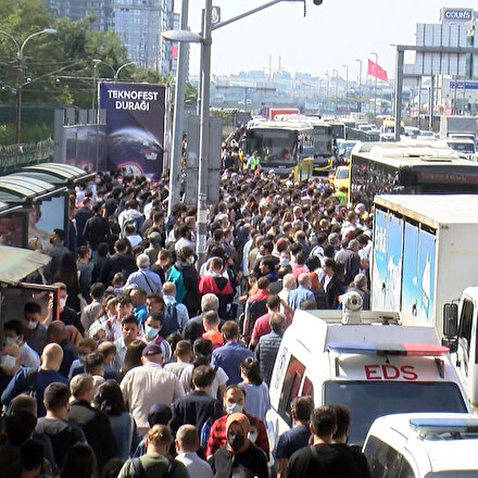 Şirinevlerdeki toplu taşıma yoğunluğu yollara taştı