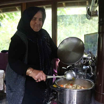 Selzede Ayşe teyze afet bölgesinde çalışan personele gönül sofrası kuruyor