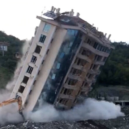 Bozkurtta 10 katlı Rüya Apartmanı kontrollü şekilde yıkıldı