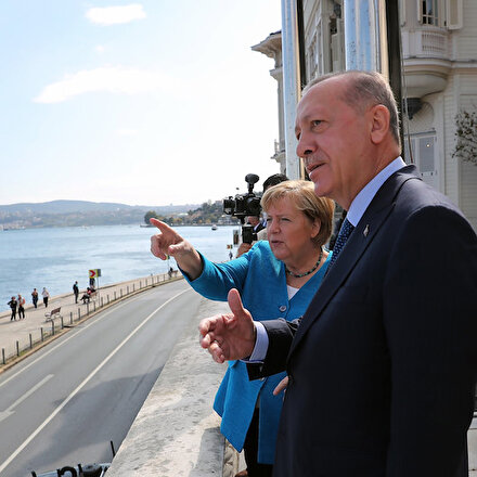 Cumhurbaşkanı Erdoğan Merkele Huber Köşkü balkonundan Boğazı anlattı