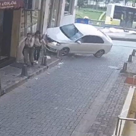 Beyoğlunda kaldırımda yürüyen turistler kazadan saniyelerle kurtuldu