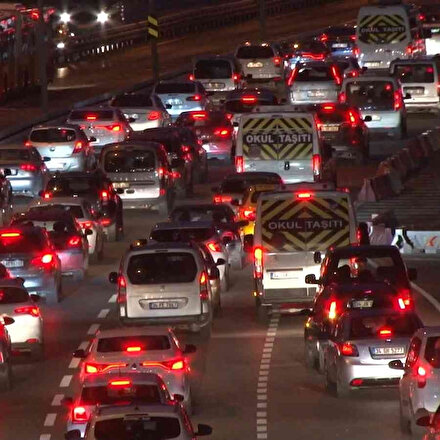 İstanbul’da haftanın ilk iş gününde yağmur trafiği vurdu