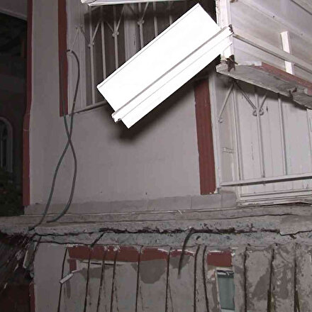 Avcılar’da bir apartman dairesinin balkonu çöktü