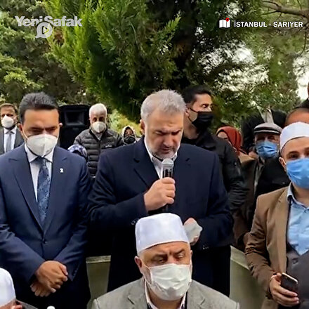 AK Parti İstanbul İl Başkanı Osman Nuri Kabaktepe vefat eden Özdemir Bayraktarın cenazesinde Kuran okudu