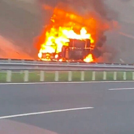 İstanbul Havalimanı yolunda karton yüklü kamyonet alev alev yandı