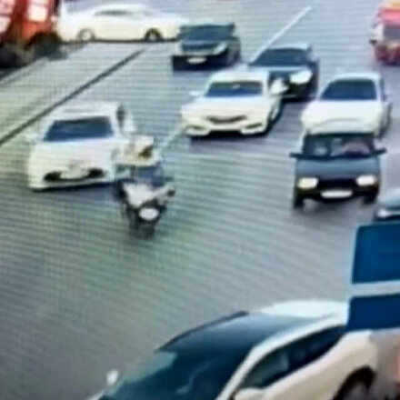 Sakarya polisinden alkışlanacak hareket: Araçta rahatsızlanan yaşlı kadını hastaneye yetiştirdi