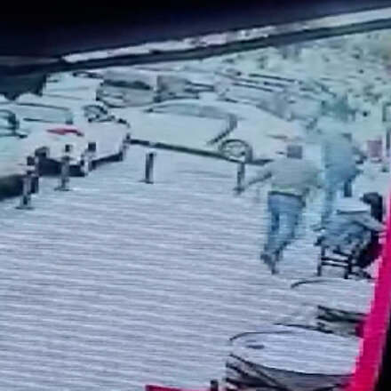 Maltepede bir kişi gaspa uğradığı hırsızların aracına atladı