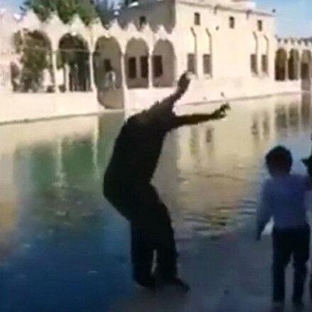 Canlı yayın yaparken Balıklıgöle düşen adamı vatandaşlar kurtardı