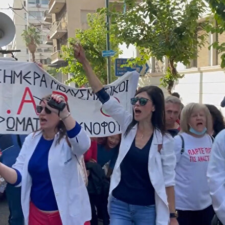 Atinada sağlık çalışanları kötü çalışma koşullarını protesto etti