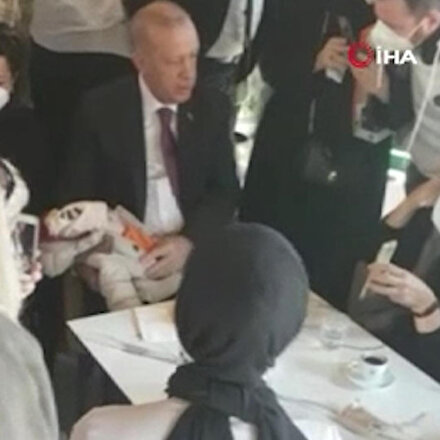 Cumhurbaşkanı Erdoğan Çengelköy’de bir kafede vatandaşlarla sohbet etti