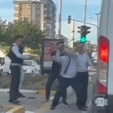 Şanlıurfada otobüs şoförü önünü kestiği aracın aynasına sopayla vurdu