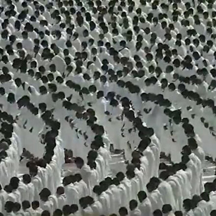 Harem-i Şerifte sosyal mesafesiz ilk cuma namazı kılındı