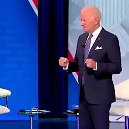 Joe Bidenın canlı yayındaki hareketleri izleyicileri şaşırttı: Biden ne yapıyor?