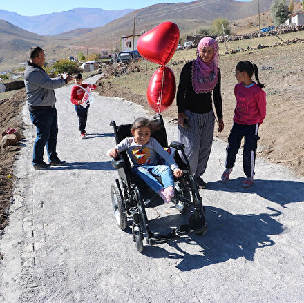 Niğdede minik Elifin akülü araba sevinci