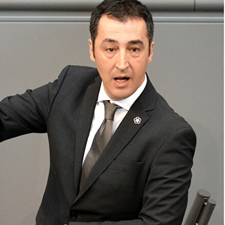 Sevim Dağdelen ve Cem Özdemir de Kavalaya siper oldu: Almanya Türk büyükelçiyi sınır dışı etsin