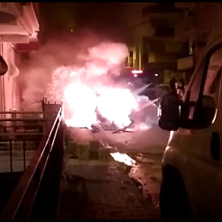 Sultangazi’de söndürme çalışmaları sırasında otomobilin patladığı anlar kamerada