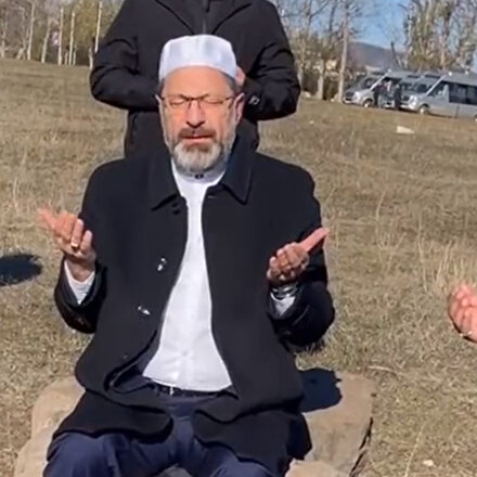 Diyanet İşleri Başkanı Erbaş Şuşada şehitler için dua etti