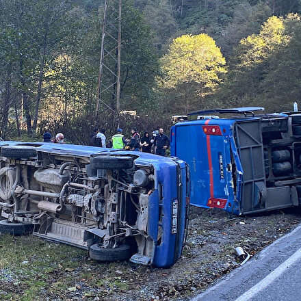 Rizede buzlu yol dehşeti: Cezaevi aracı kaza yapan kamyonete çarpıp devrildi