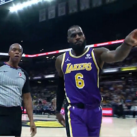 Lakersın süper yıldızı LeBron James saha kenarında maçı izleyen çifti salondan attırdı