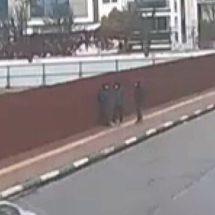 Diyarbakırda bıçak zoruyla öğrencilerin telefonlarını gasp eden çocuklar kamerada