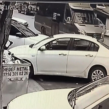 Şoförünün baygınlık geçirdiği yolcu dolu minibüs park halindeki araca çarptı