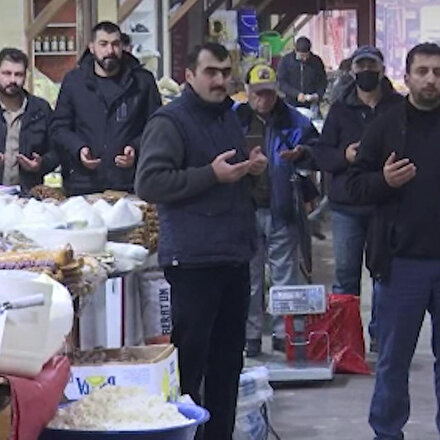 Elazığ Kapalı Çarşıda devam eden Ahilik geleneği: Esnaf birlikte dua edip iş yerlerini açıyor