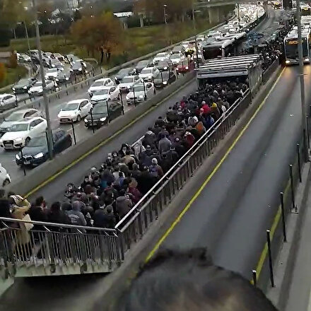 İstanbulluların metrobüs çilesi: Altunizade durağı yine kilitlendi